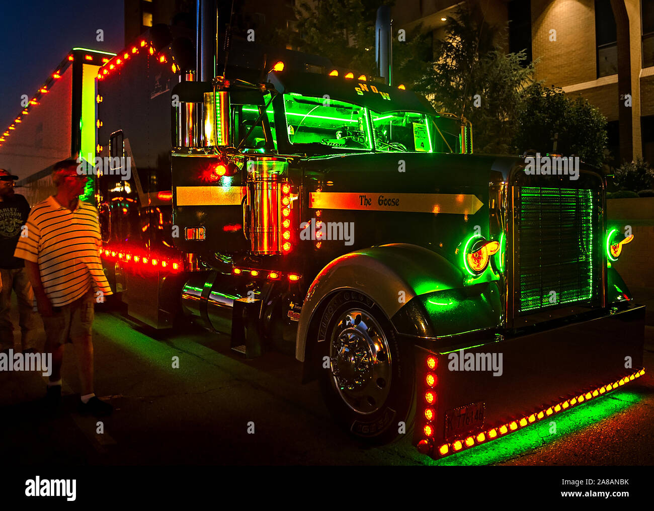 Ein 1996 Freightliner Classic XL beteiligt sich an der Lichtshow Wettbewerb während der 34. jährliche Shell Rotella SuperRigs in Joplin, Missouri. Stockfoto