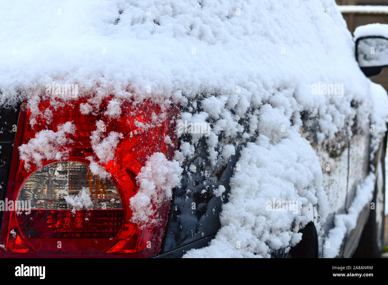 Schnee mit dem Auto in einem eisigen Winter tag nach dem Schneefall, schlechtes Wetter für das Fahren Stockfoto
