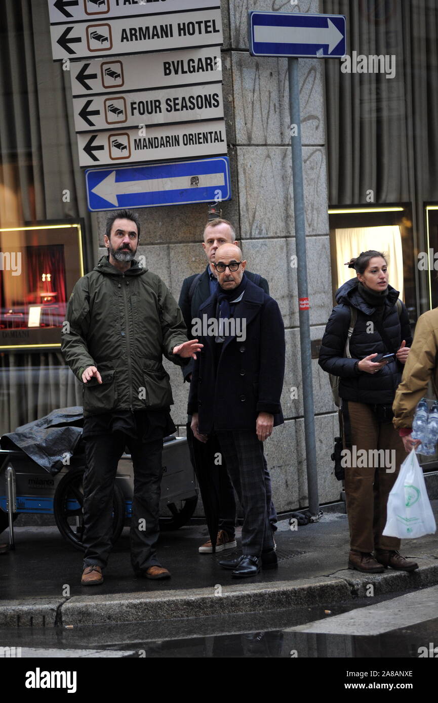 * Exklusive BESONDERE GEBÜHR * Mailand, Italien. 7. Nov 2019. Stanley Tucci macht einen Dokumentarfilm für CNN im Zentrum Stanley Tucci, ein US-amerikanischer Schauspieler und Regisseur von italienischer Abstammung, Sieger von 2 Golden Globes in seiner Karriere sowie eine Oscar-Nominierung als bester Nebendarsteller in "Schönes bleibt" wurde berühmt in Italien für "Il diavolo Veste Prada". Hier war er in der Innenstadt an einem regnerischen Nachmittag überrascht beim Schießen ein Dokumentarfilm für CNN, durch 2 Bodyguards und mehrere Menschen begleitet. Exklusiver Service - Pool mit MANTIS Credit: Unabhängige Fotoagentur Srl/Alamy leben Nachrichten Stockfoto