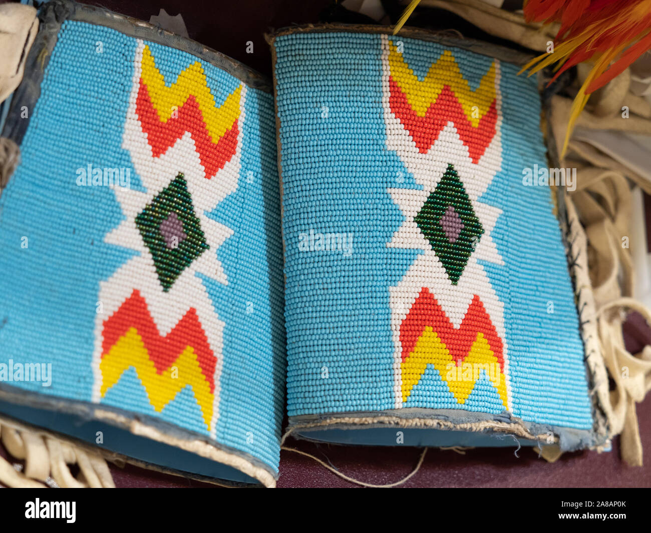 Nahaufnahme von rollrand an einem Pow Wow mit geometrischen Muster getragen auf hellem Türkis mit Leder Fransen. Stockfoto