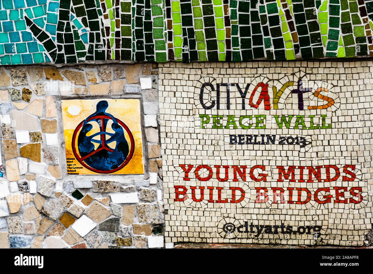 CITYarts Frieden Mauer, Berlin, Deutschland. Teil der theYoung Verstand bauen Brücken. Stockfoto