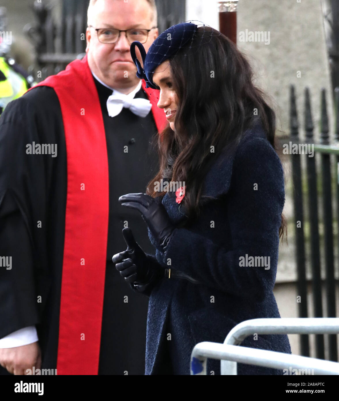 Meghan Markle (Herzogin von Sussex) geht zurück auf das Auto, nachdem Sie und Prinz Harry (Herzog von Sussex), um die Öffnung des Feldes der Erinnerung heute am Westminster Abbey besucht. Westminster Abbey, London, November 7, 2019. Stockfoto