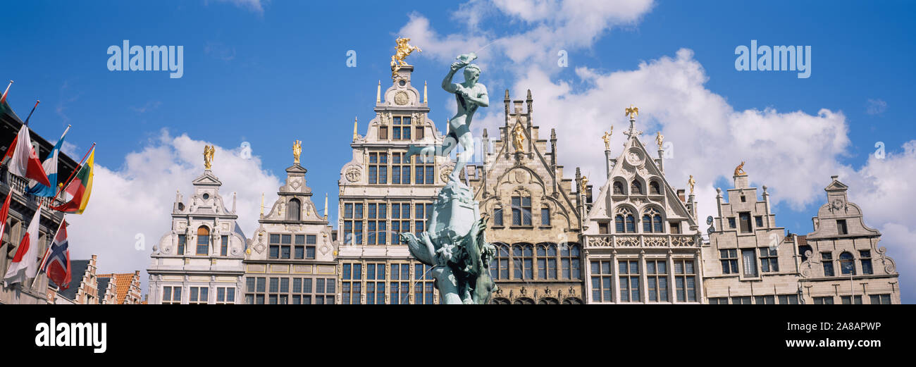 Low Angle View von Gebäuden, Grote Markt, Antwerpen, Belgien Stockfoto