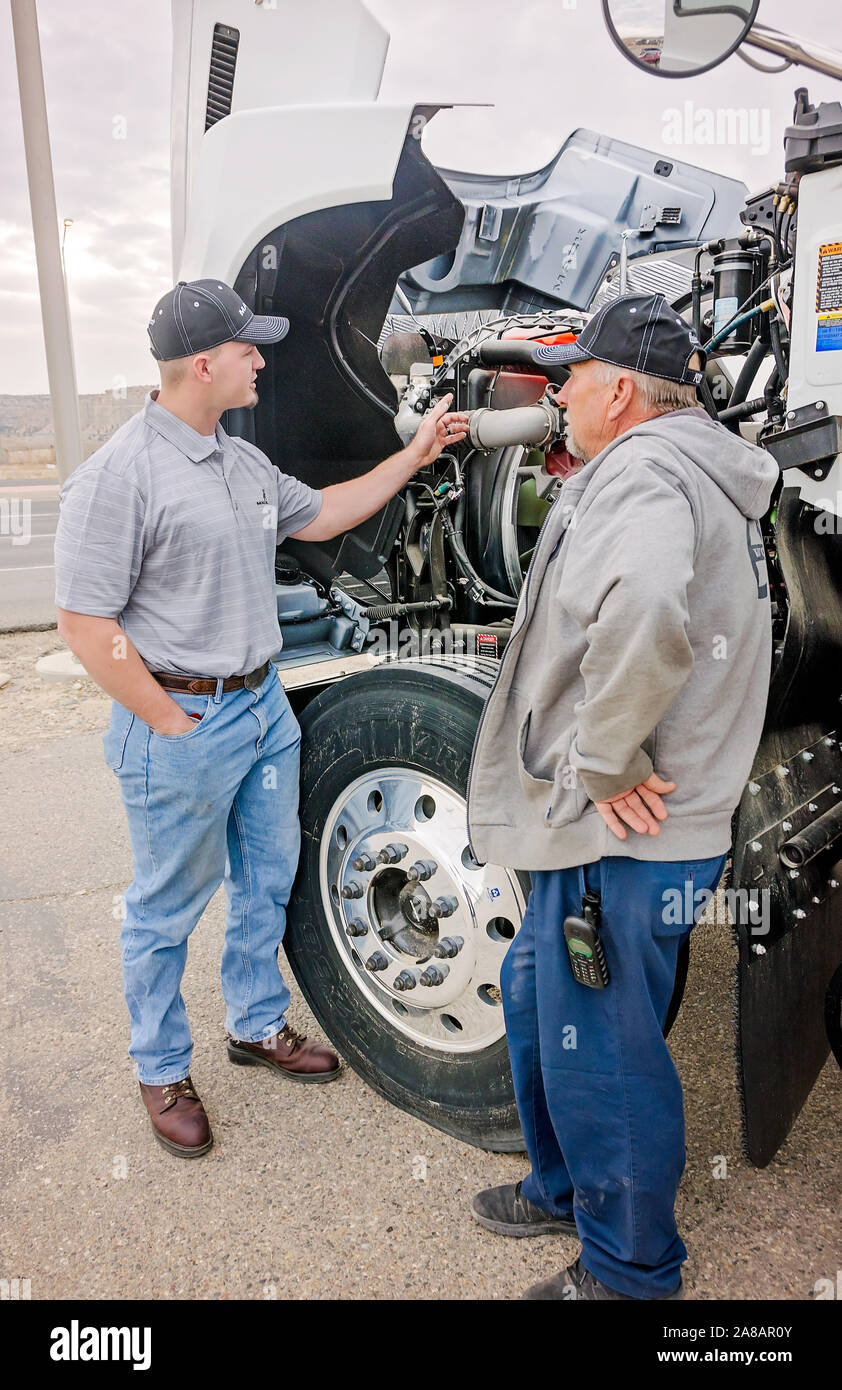 Ein Mack Trucks Service Manager Gespräche mit einem Kunden an Bruckner Lkw, Nov. 16, 2017 in Farmington, New Mexico. Stockfoto