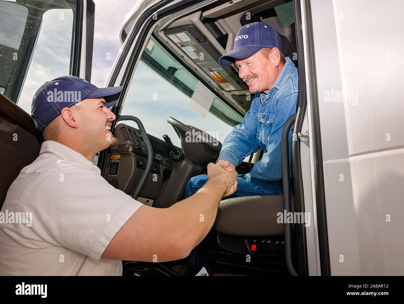 Ein Volvo Service Manager schüttelt Hände mit einem Kunden, November 15, 2017, bei Bruckner Lkw in Farmington New Mexico. Stockfoto