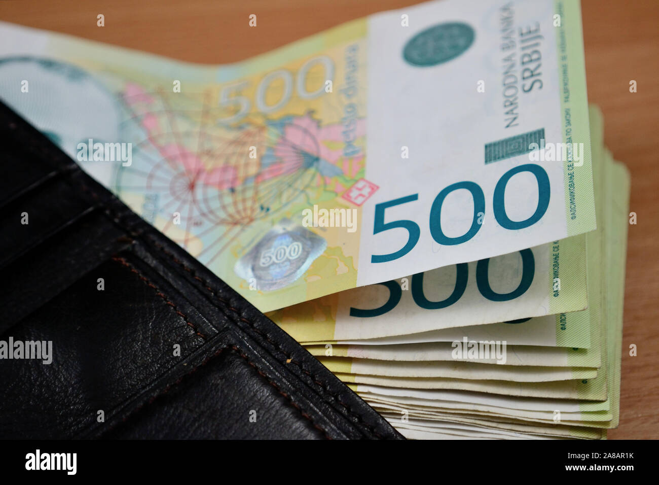 Wallet mit serbischen Geld Stockfoto