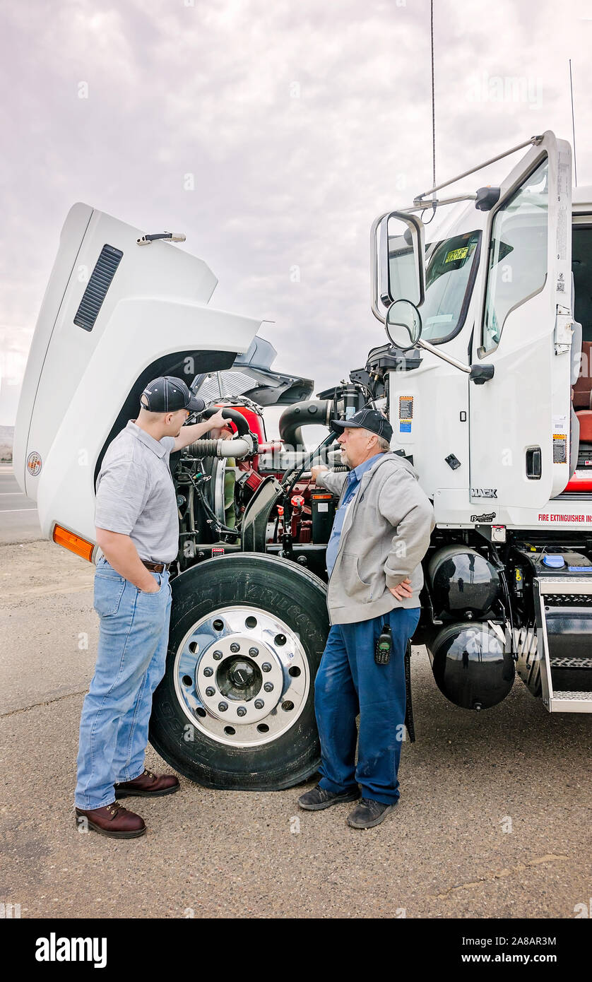 Ein Mack Trucks Service Manager Gespräche mit einem Kunden an Bruckner Lkw, Nov. 16, 2017 in Farmington, New Mexico. Stockfoto