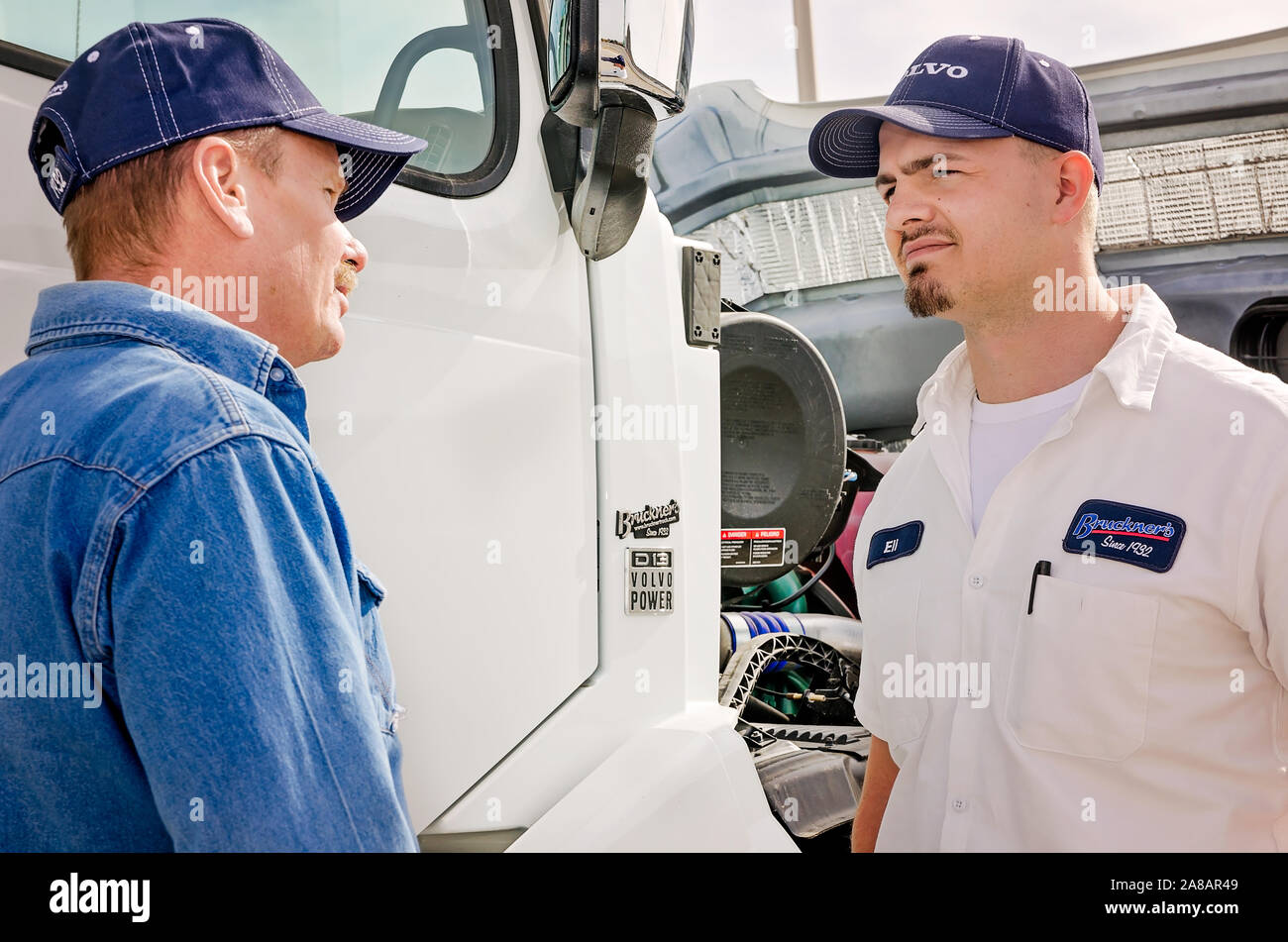 Ein Volvo Service Manager bespricht ein Problem mit einem Kunden, November 15, 2017, bei Bruckner Lkw in Farmington New Mexico. Stockfoto