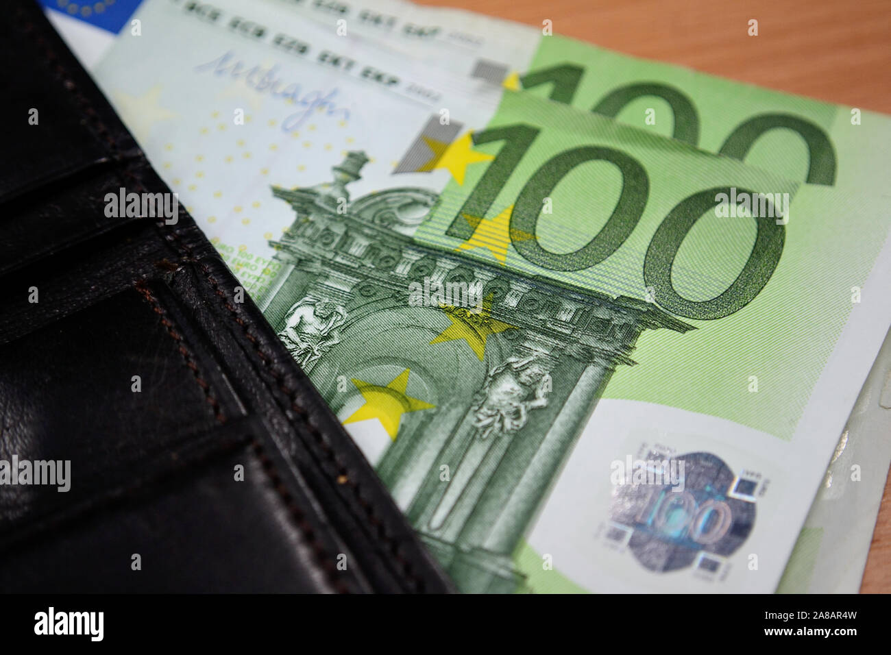 Schwarze Geldbörse mit zwei Banknoten 100 Euro Stockfoto