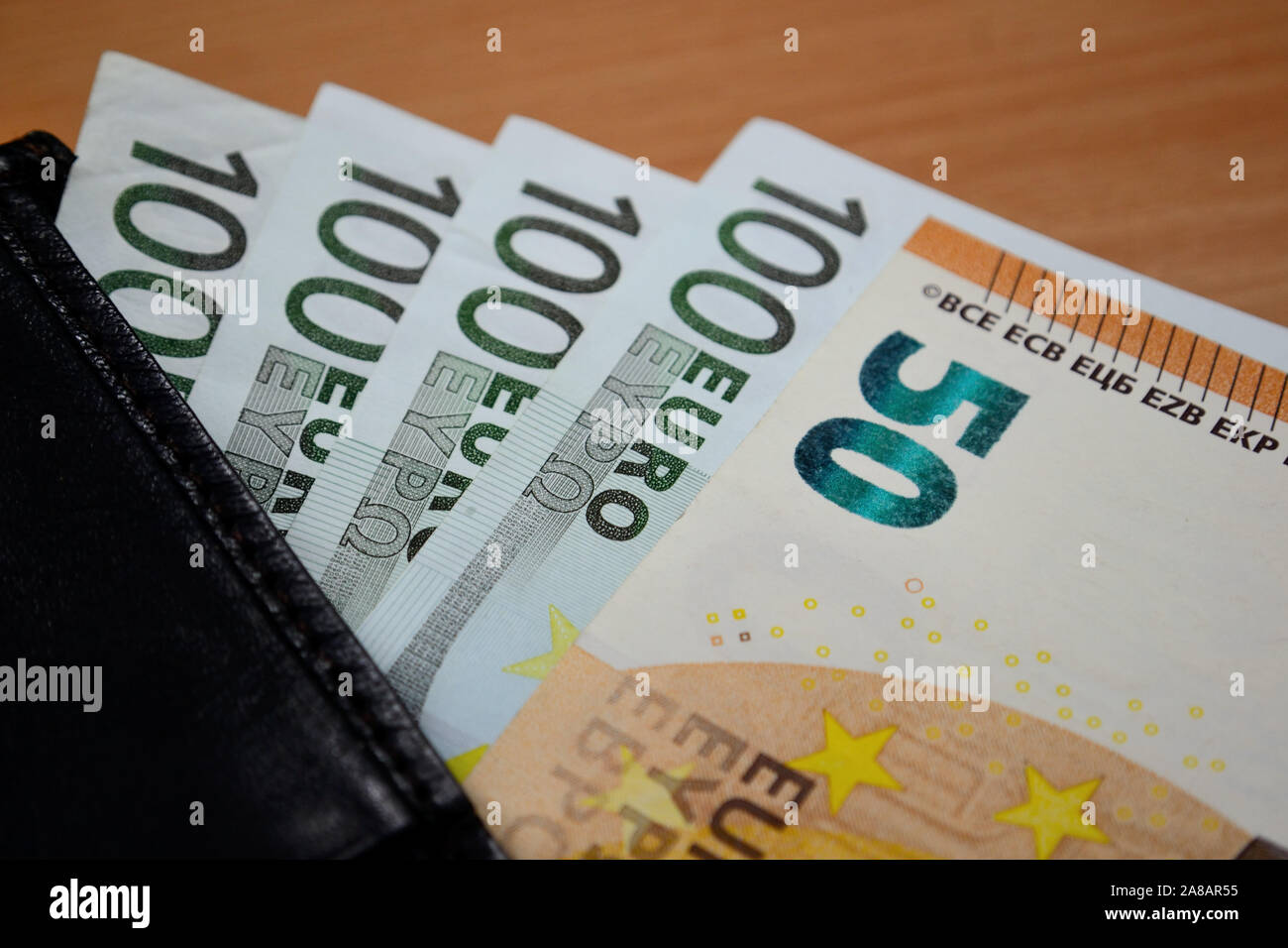 Schwarze Geldbörse mit Euro-banknoten Stockfoto