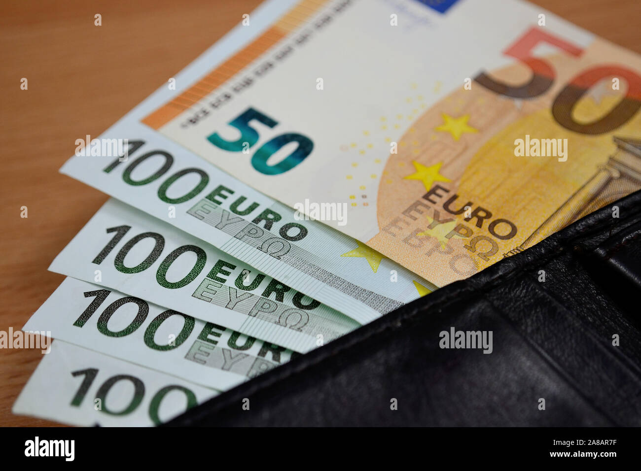 Schwarze Geldbörse mit Euro-banknoten Stockfoto
