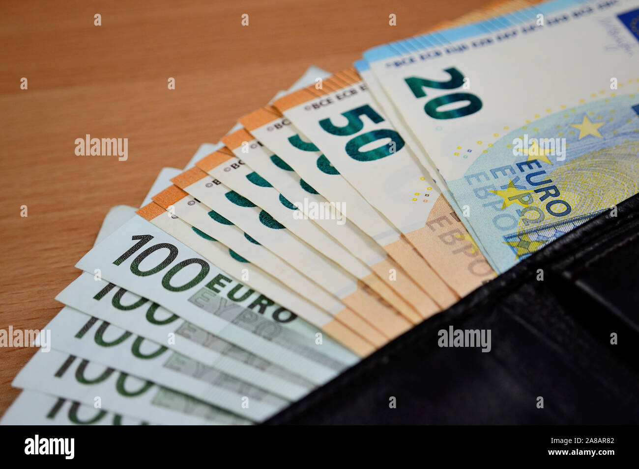 Schwarze Geldbörse mit Euro-banknoten Stockfoto