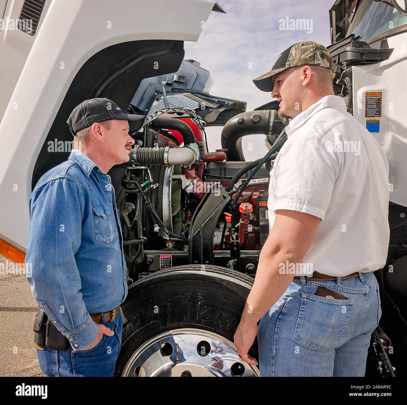 Ein Mack Trucks Service Manager bespricht ein Problem mit einem Kunden, November 15, 2017, bei Bruckner Lkw in Farmington New Mexico. Stockfoto