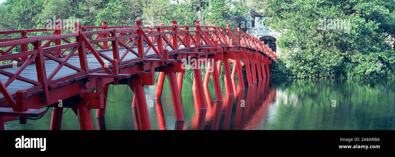 Blick auf die Brücke über den See, See Hoan Kiem, Hanoi, Vietnam Stockfoto