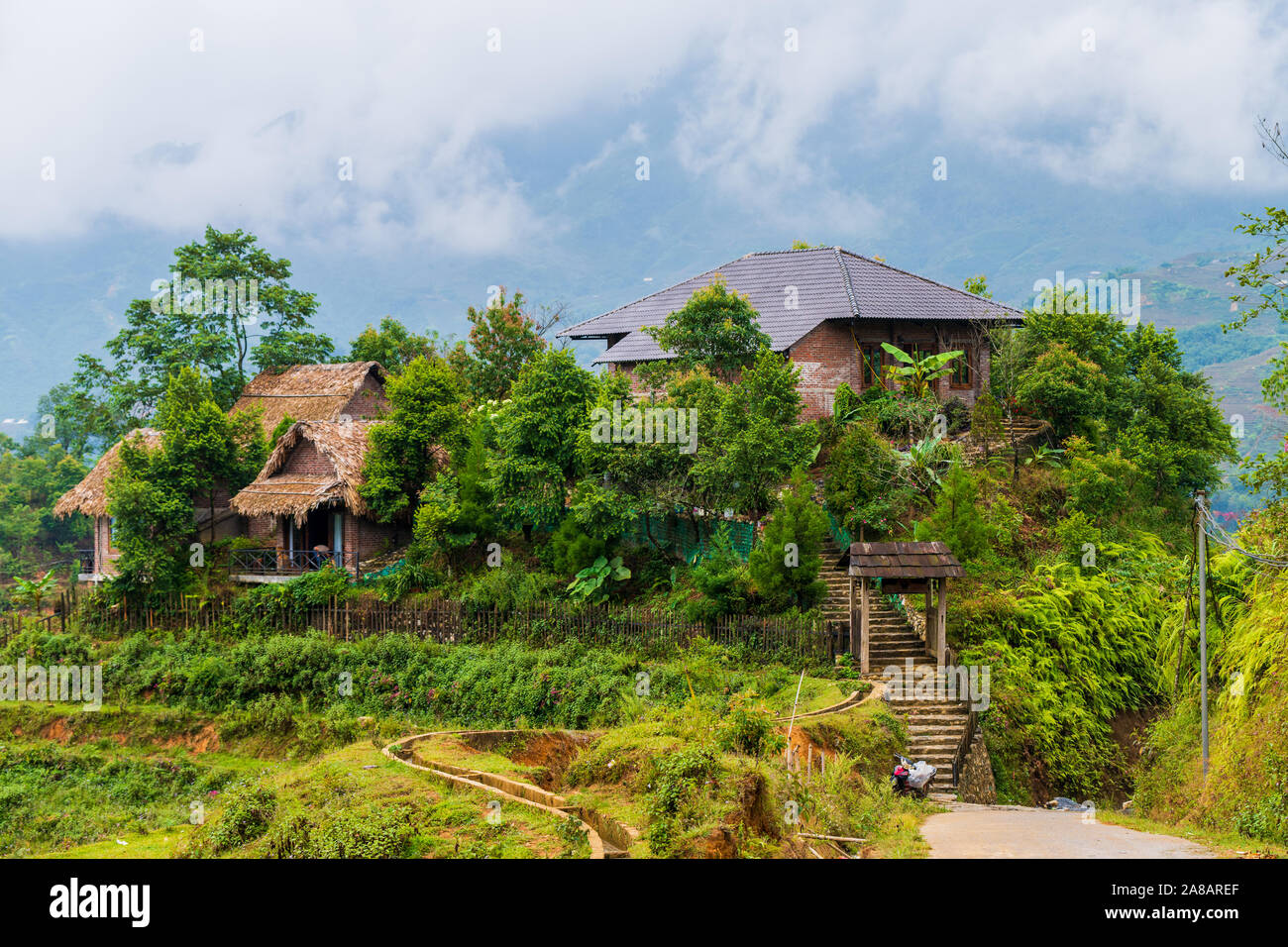 Häuser und Wohnungen auf Reisterrassen außerhalb der schönen Dorf Sapa in Nordvietnam, von Bergen umgeben Stockfoto