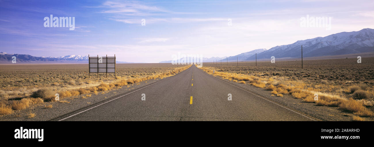 Straße durch eine Landschaft, Nevada, USA Stockfoto