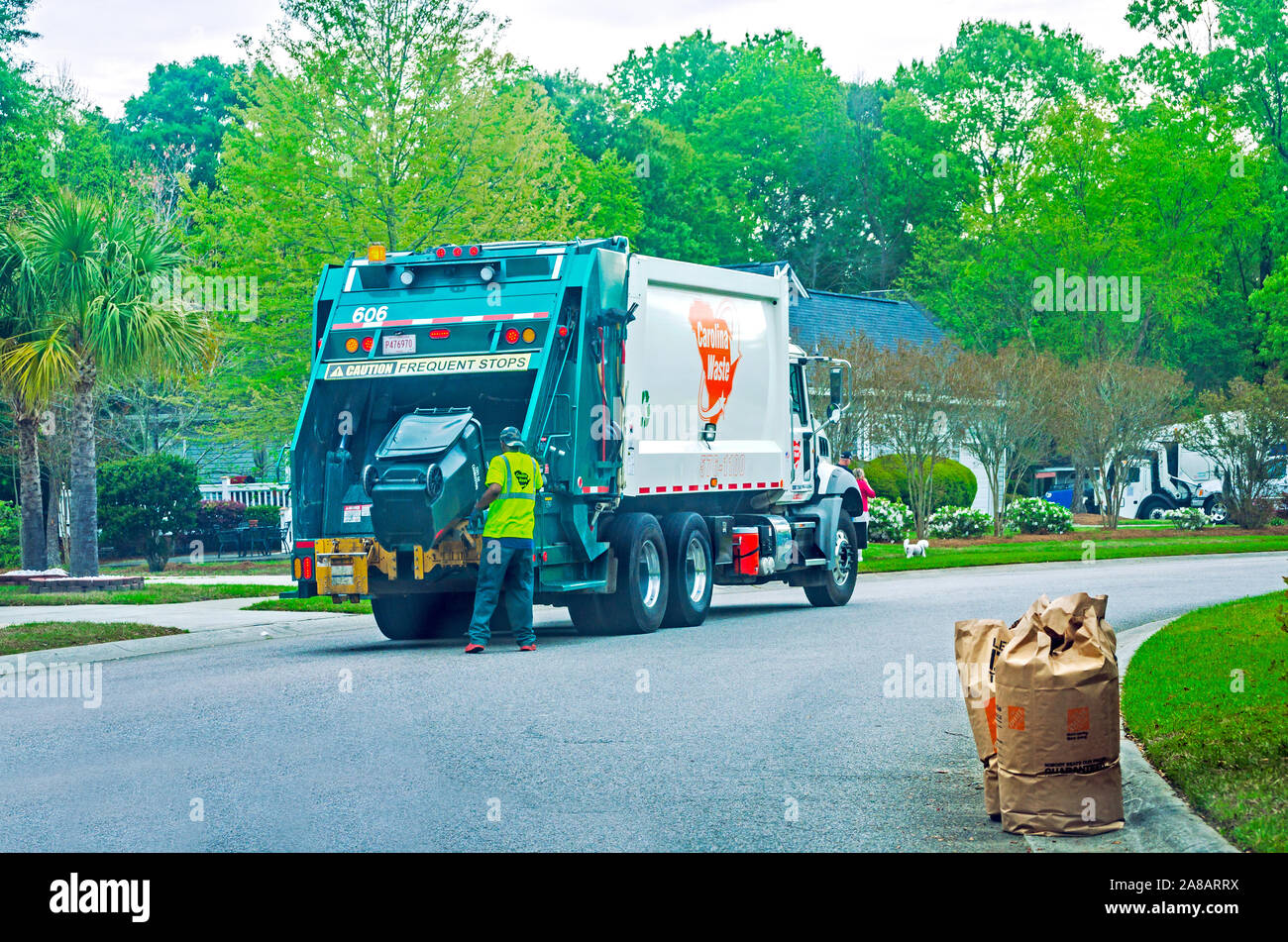 Carolina Abfall Mitarbeiter Papierkorb leeren im shadowmoss Unterteilung, April 7, 2015 in Charleston, South Carolina. Stockfoto