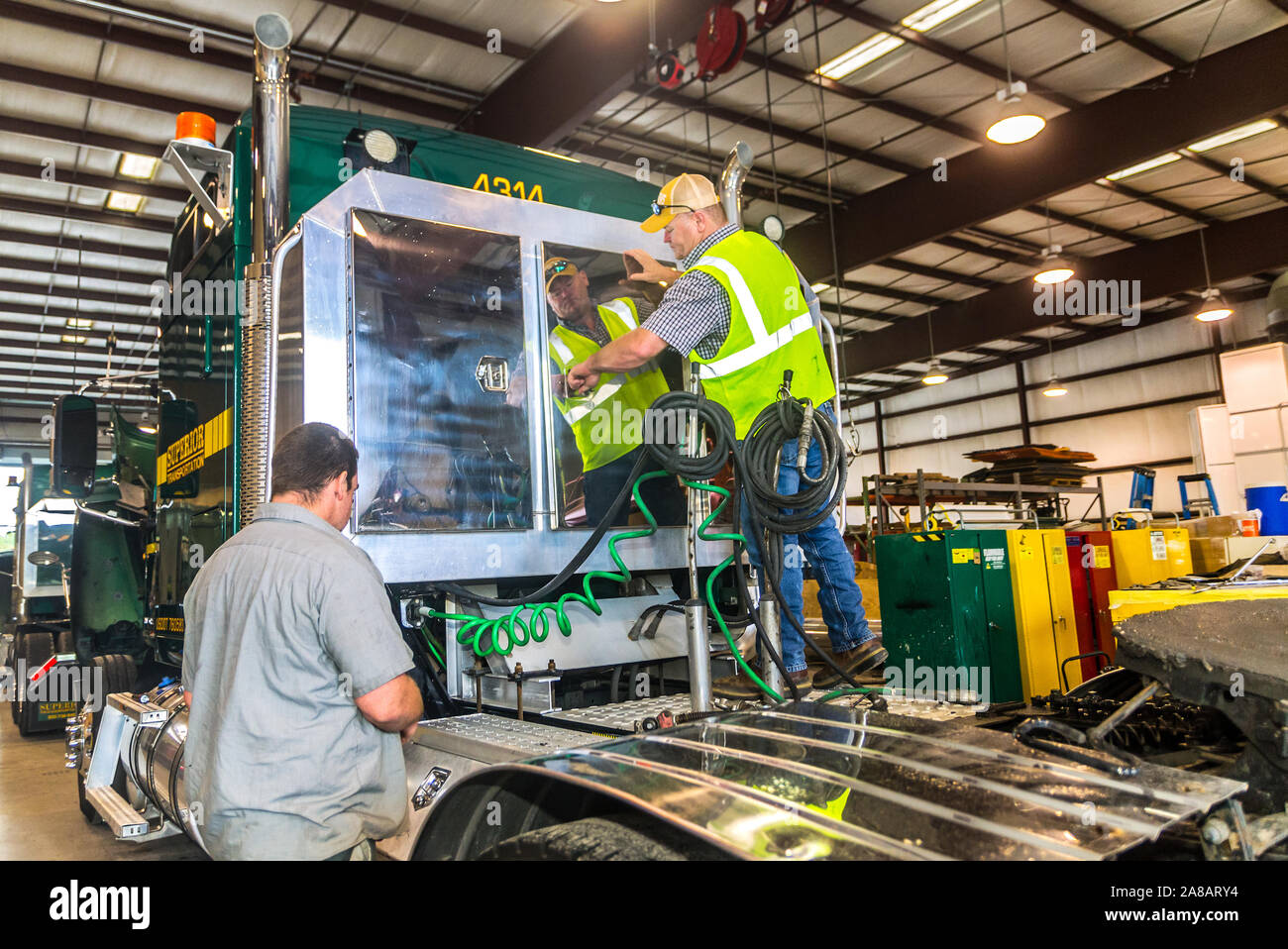Techniker führen routinemäßige Wartungsarbeiten an einem Mack Pinnacle Truck in der Superior Transport in North Charleston, South Carolina. Stockfoto