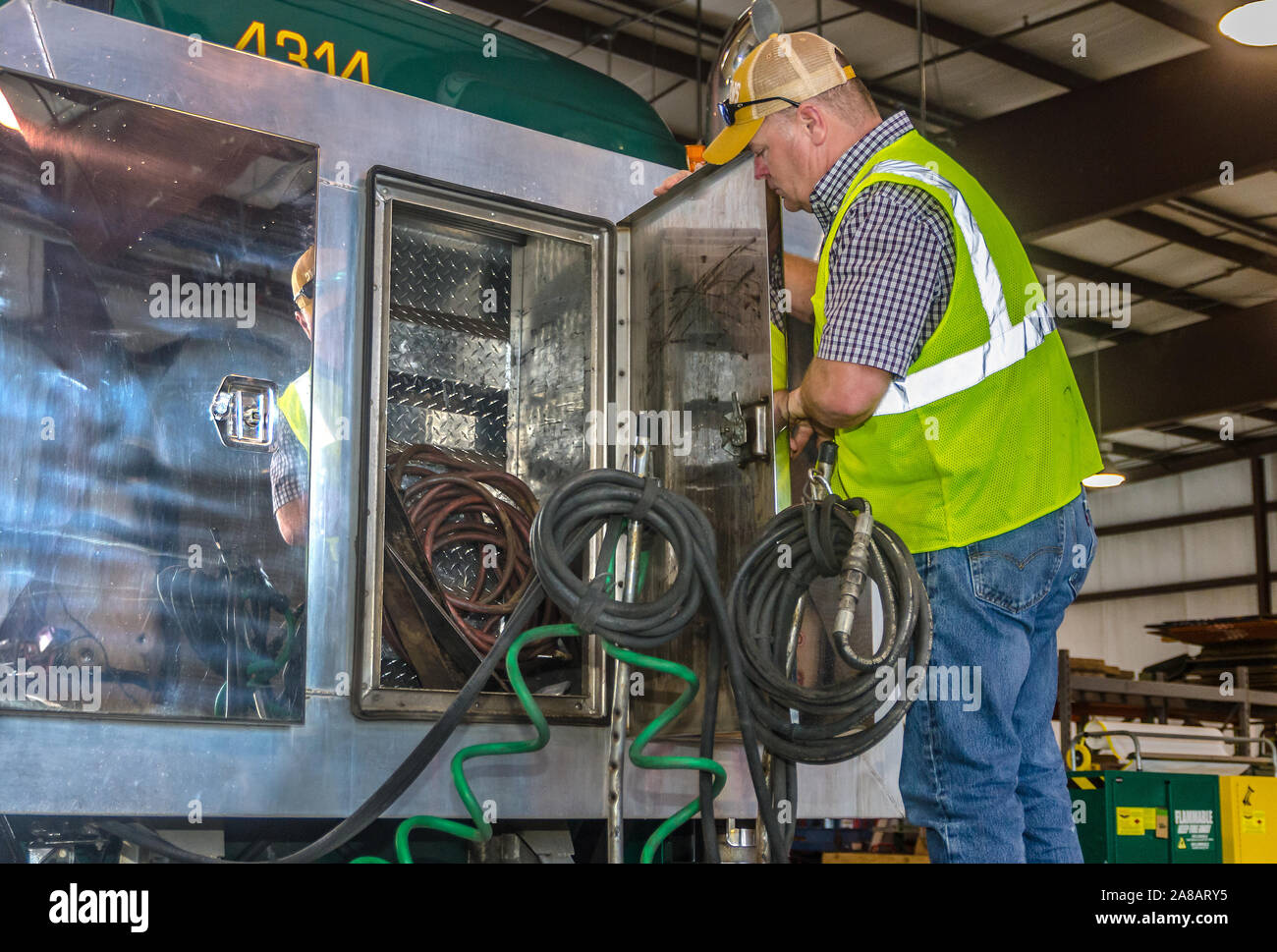 Ein Techniker führt routinemäßige Wartung auf einem Mack Pinnacle Truck in der Superior Transport, Oktober 2, 2015, in North Charleston, South Carolina. Stockfoto