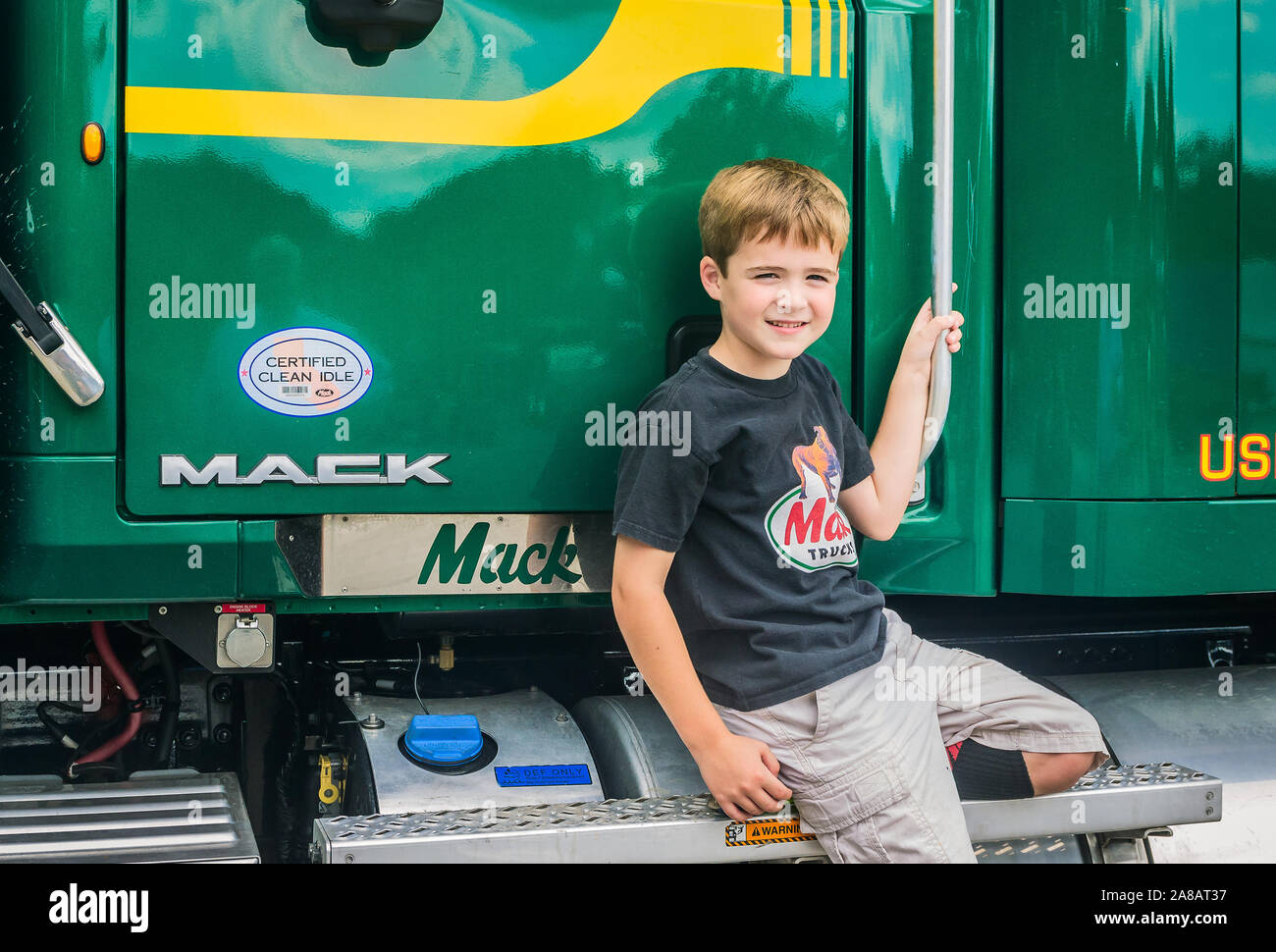 Ein Junge sitzt auf dem Schritt einer Mack Truck in der Superior Transport, Sept. 30, 2015, in North Charleston, South Carolina. Stockfoto