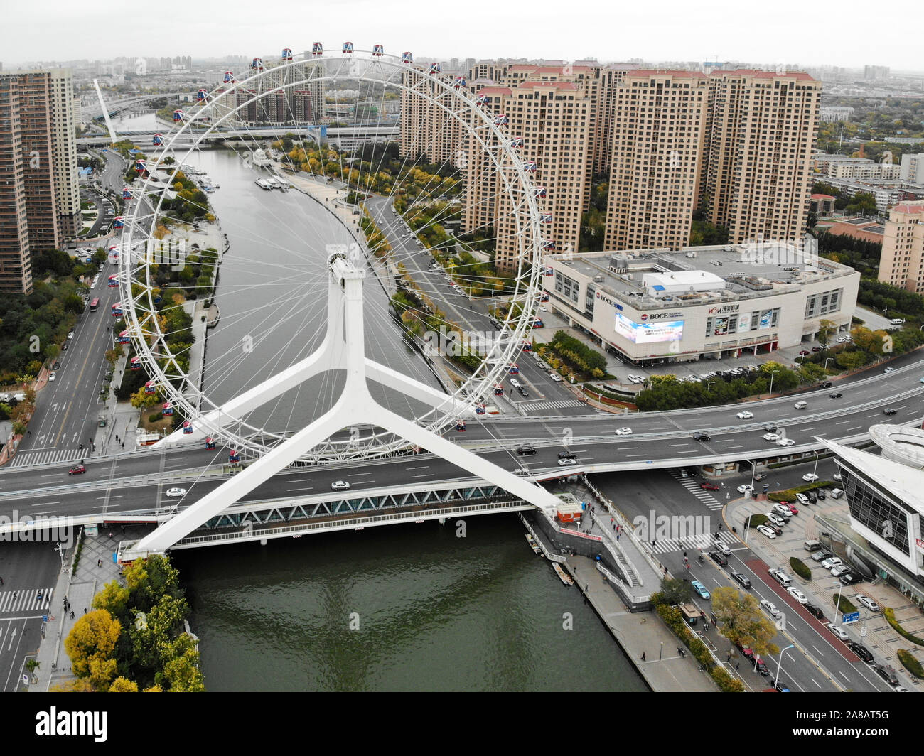 Luftaufnahme Stadtbild von Tianjin Riesenrad. Berühmte Tianjin Eye Riesenrad über der Brücke und die yongle Haihe River. Beliebte, moderne Wahrzeichen in Tianjin, China. Oktober 28th, 2019 Stockfoto