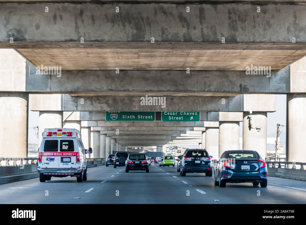 Okt 26, 2019 San Francisco/CA/USA-Reisen auf einem mehrstufigen Teil I-280 Freeway in Richtung Downtown San Francisco. Stockfoto
