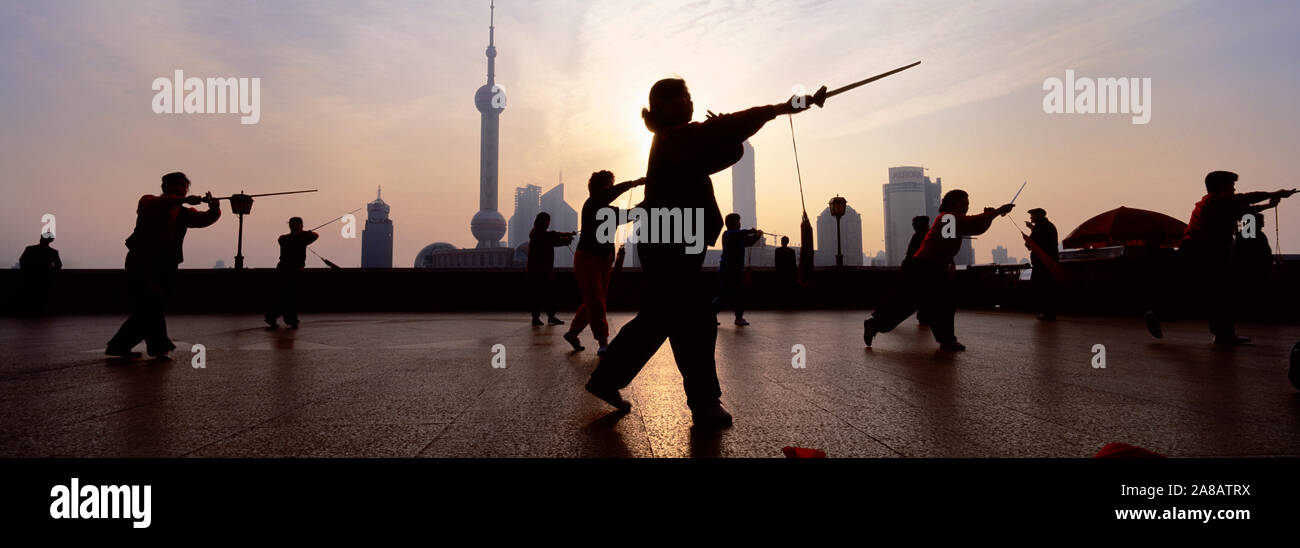 Gruppe von Menschen üben von Tai Chi, The Bund, Shanghai, China Stockfoto