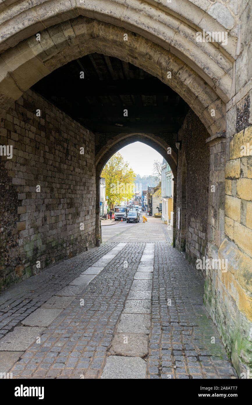 Auf der Suche durch den Tunnel des Westgate in Winchester, Hampshire, UK Stockfoto