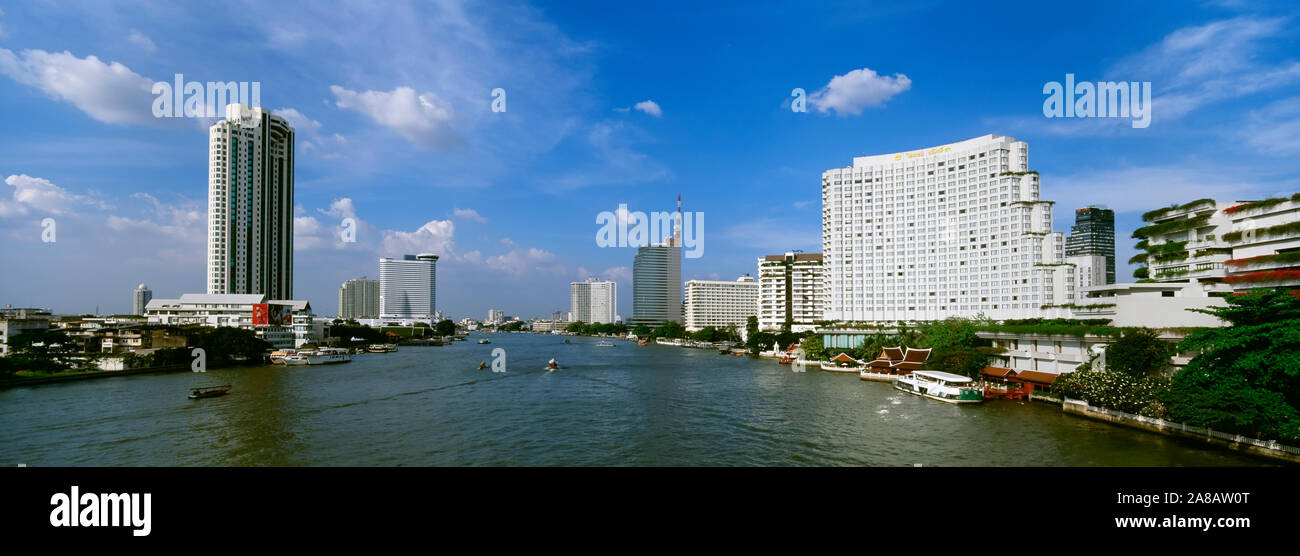 Chao Phraya River und Umgebung im Stadtzentrum gelegene Gebäude, Bangkok, Thailand Stockfoto