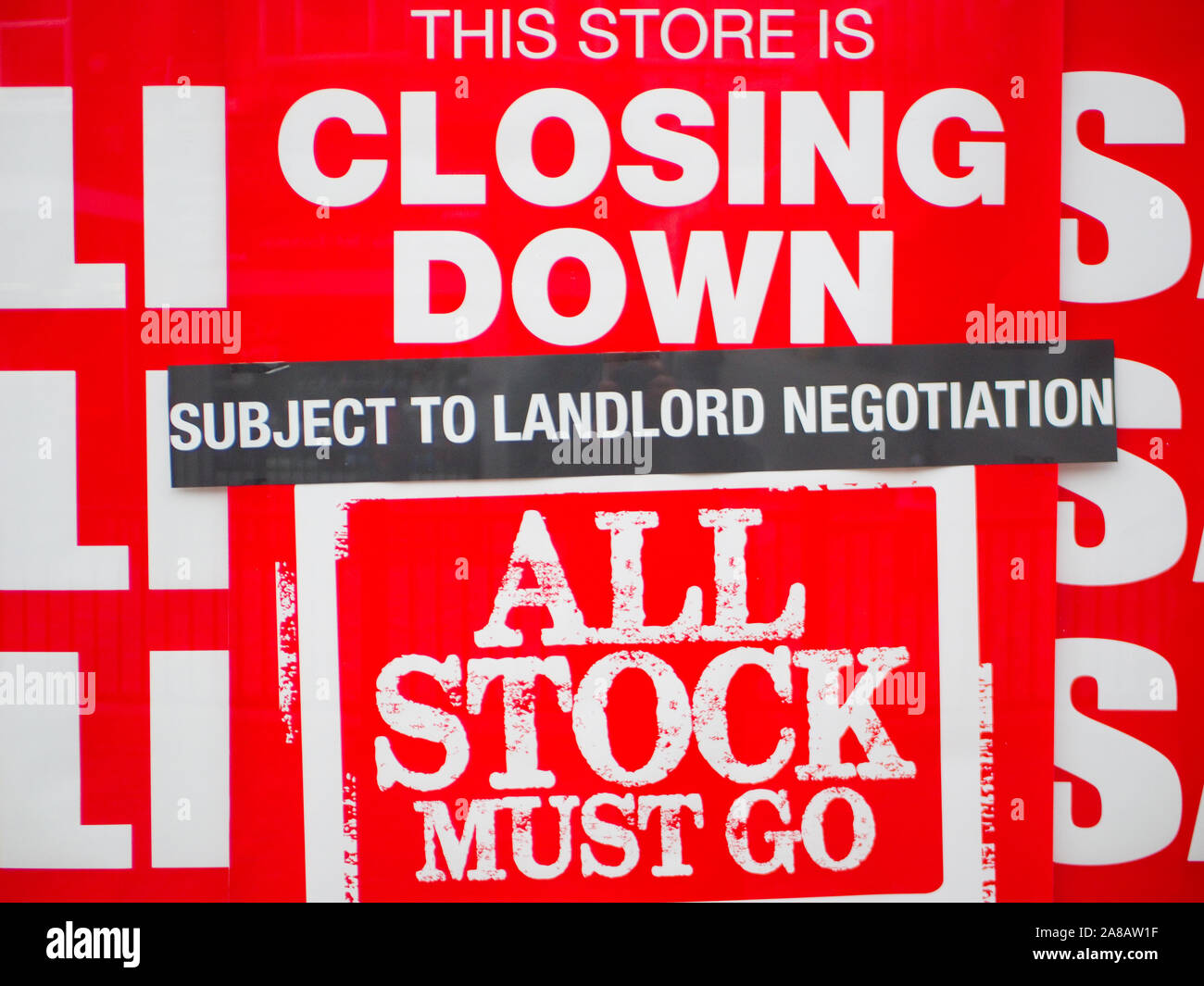 Schließung Zeichen an der Edinburgh Woollen Mill, Northampton, ein Zeichen der Kämpfenden britischen High Street Einzelhandel. Northampton, Großbritannien Stockfoto