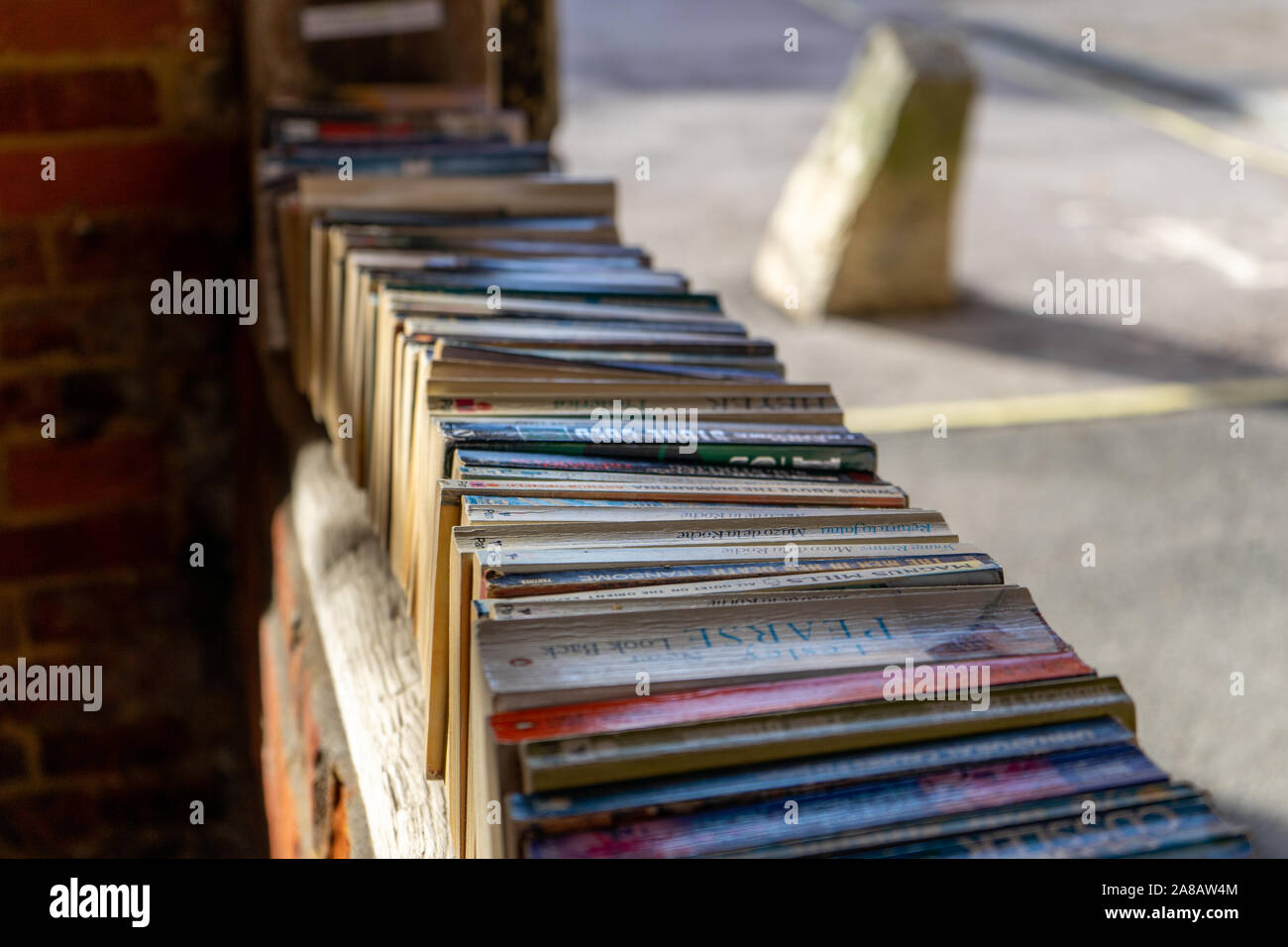 Eine Reihe alter Bücher an der Wand außerhalb ein Buch Shop Stockfoto