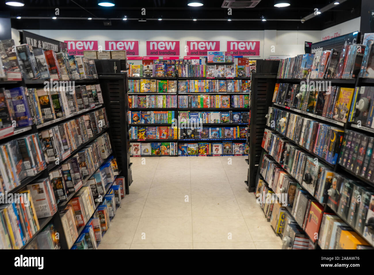 Das Innere eines HMV-Plattenladen und Unterhaltungsladen mit DVD-Filme und Filme auf den Regalen Stockfoto