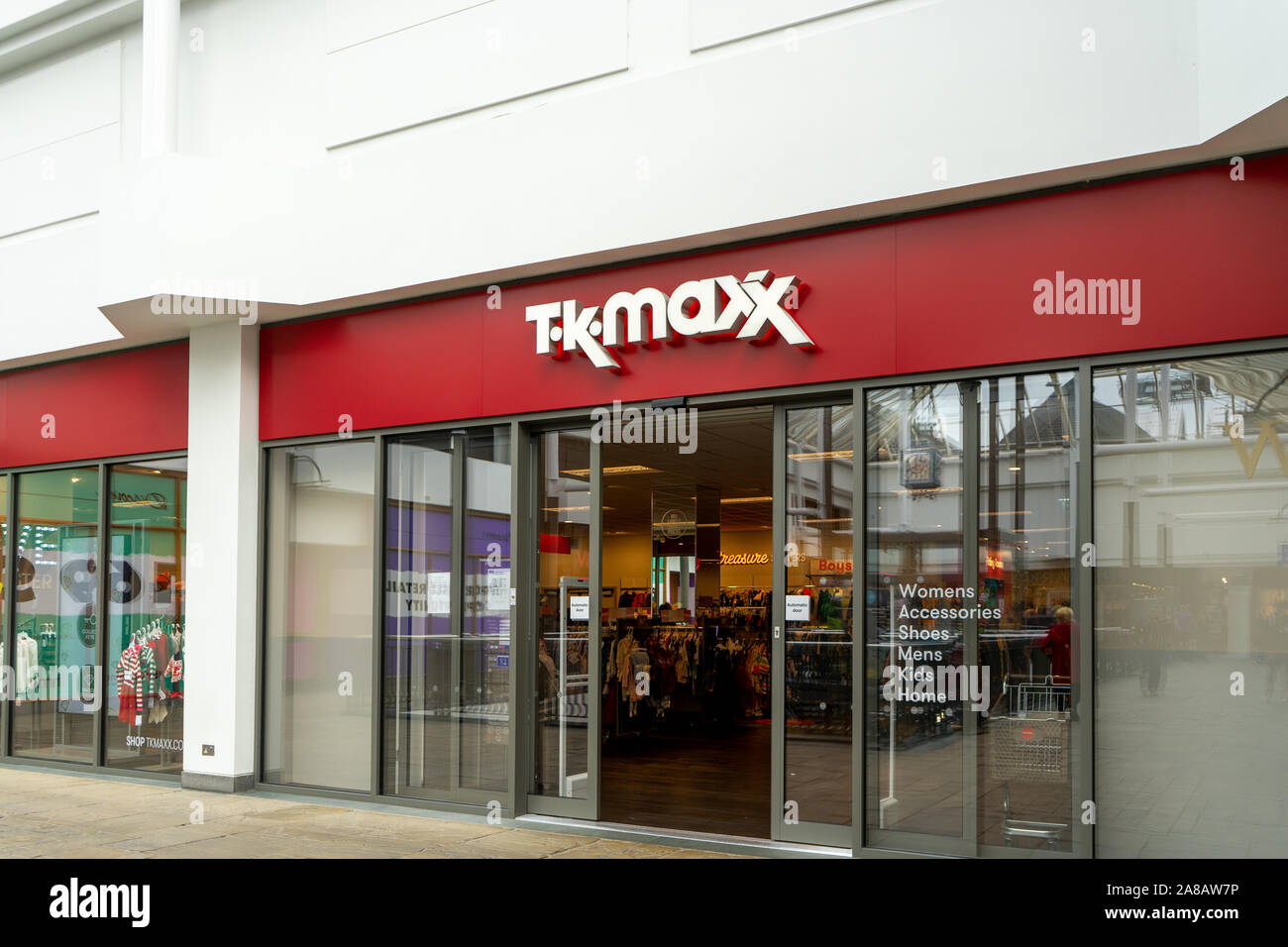 Das Äußere eines TK Max Store in einem Einkaufszentrum oder im Einkaufszentrum Stockfoto