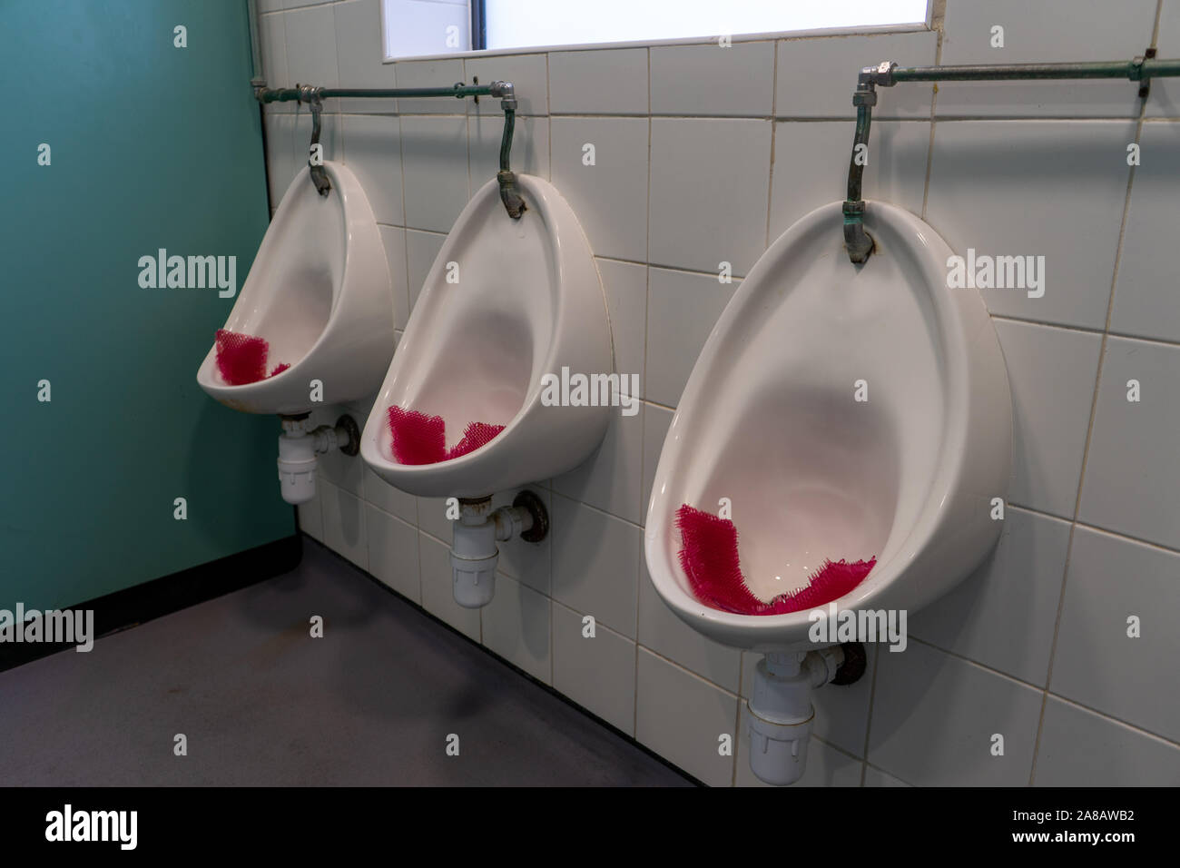 Drei Urinale in ein öffentliches Bad oder Männer öffentliche Toilette Stockfoto