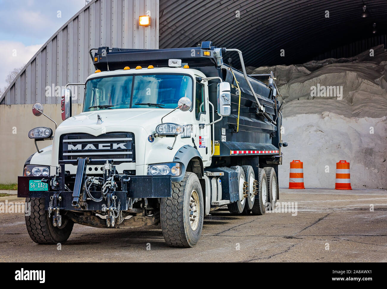 Ein Mack Granite Lkw wartet mit Salz an der Tennessee Abteilung der Salz Scheunen des Transport, 13. März 2018 in Knoxville, Tennessee geladen werden. Stockfoto