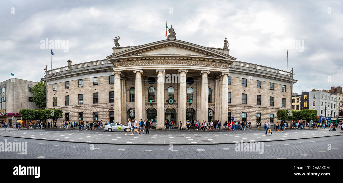 Panoramablick auf das General Post Office Gebäude an einem bewölkten Tag in Dublin, Irland Stockfoto