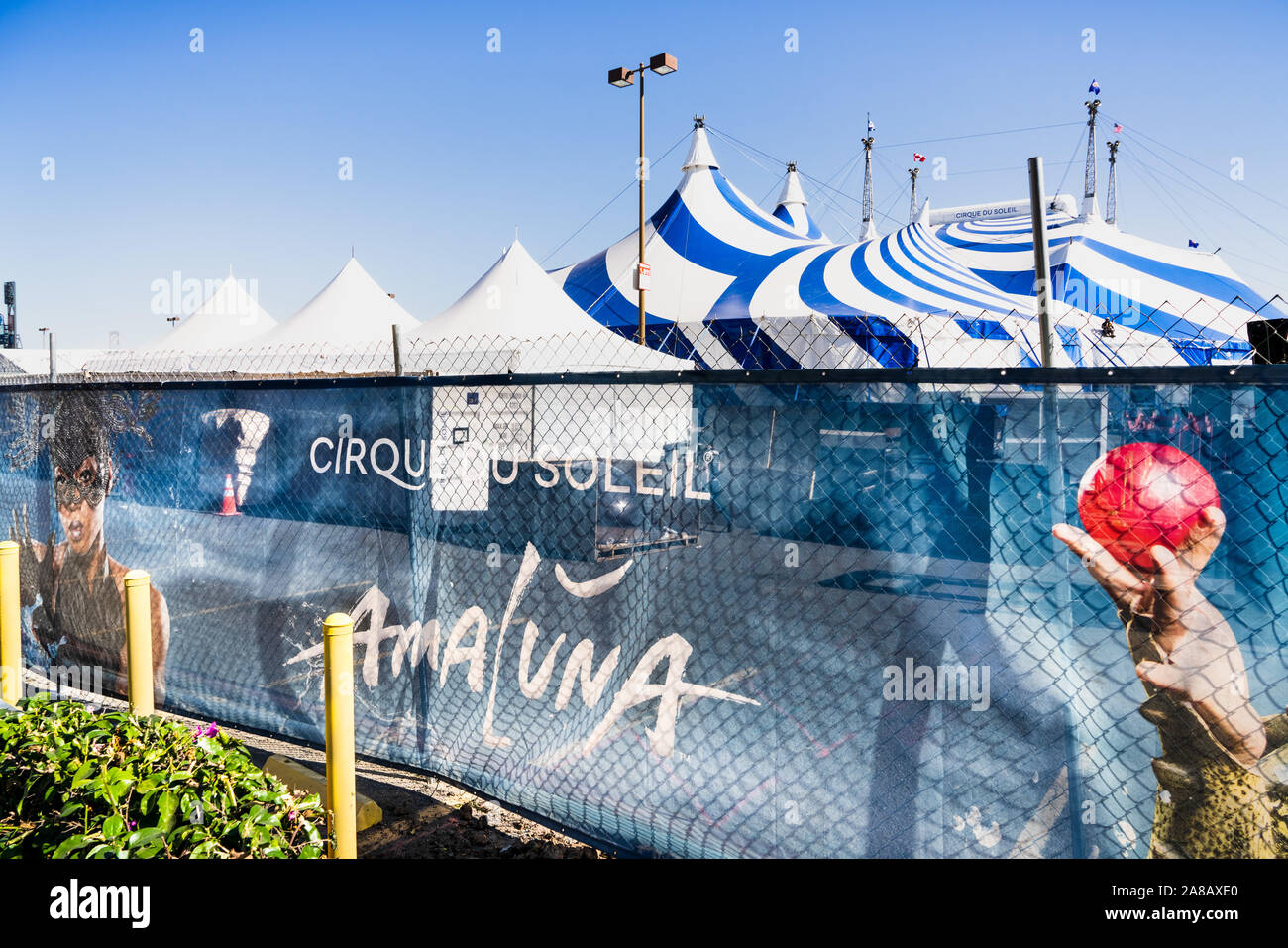Nov 2, 2019 San Francisco/CA/USA - Zelt des Cirque du Soleil Show, Amaluna; Cirque du Soleil, einem kanadischen Unternehmen der Unterhaltungsbranche ist die größte Stockfoto
