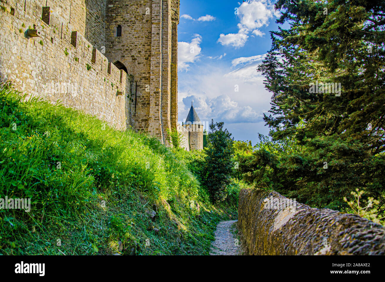 Spaziergang rund um die mittelalterliche Stadt Carcassonne mit den Mauern seiner Burg auf der linken Seite. Frankreich Stockfoto