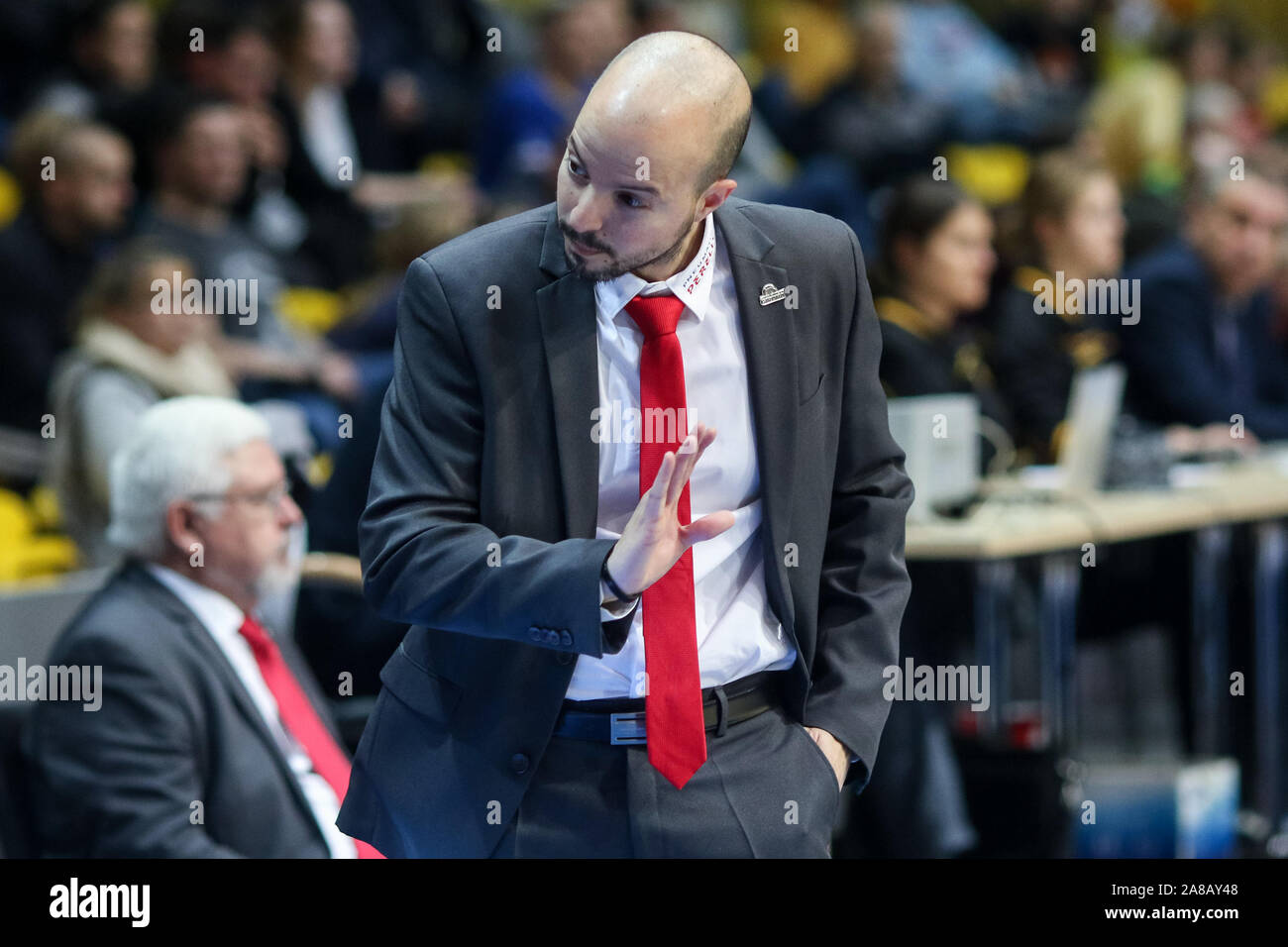 Eric Suris Sola (Trainer), die in Aktion gesehen, während der 7 Tage EuroCup Gruppe D Match zwischen Asseco Arka Gdynia und EWE Baskets Oldenburg in Gdynia (Endstand; Arka Gdynia 71:69 Spar Citylift Girona) Stockfoto