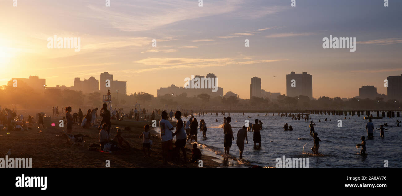 Silhouette der Touristen am Strand, Oak Street Beach, Chicago, Illinois, USA Stockfoto