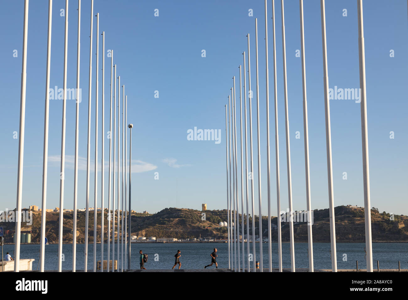 Flaggen Polen in einer Reihe mit den Menschen, die im Hintergrund von Tejo Ufer, Lissabon, Portugal Stockfoto