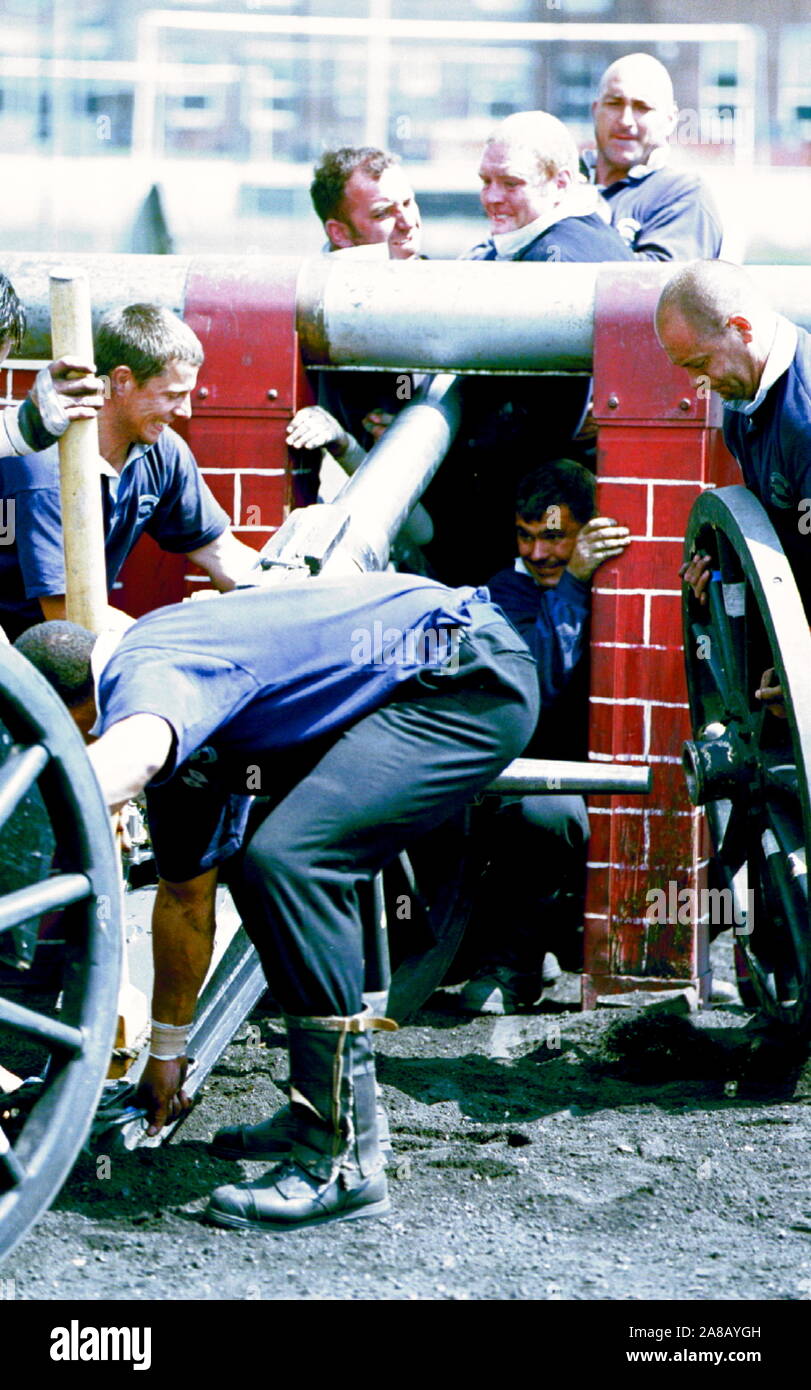 AJAXNETPHOTO. Mai, 1999. PORTSMOUTH, England. - Feld GUN TRAINING - PORTSMOUTH A-TEAM IN DER PRAXIS AUSBILDUNG FÜR DIE EARLS COURT, LONDON, ROYAL TURNIER KONKURRENZ AN IHRE AUSBILDUNG AM WHALE ISLAND. Foto: Jonathan Eastland/AJAX REF: 5 0599 Stockfoto