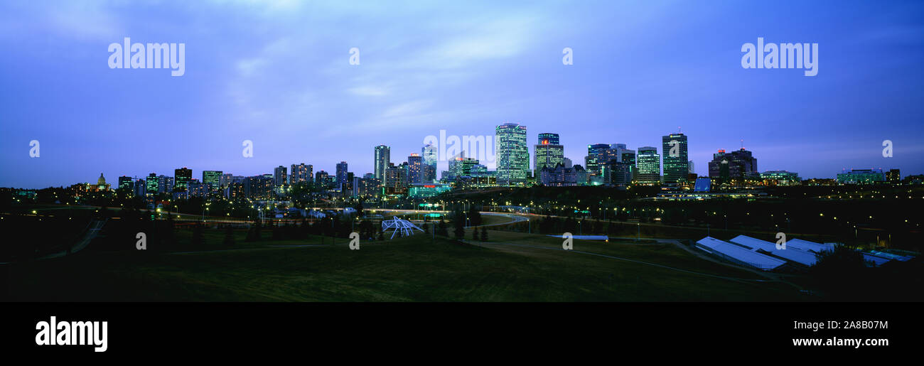 Kanada, Alberta, Edmonton, Stadt in der Dämmerung von Muttart Conservatory Stockfoto