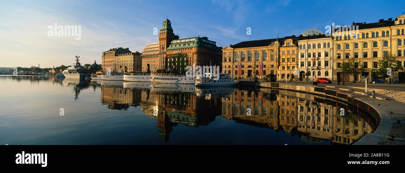 Reflexionen der Gebäude auf dem Wasser, Stockholm, Schweden Stockfoto