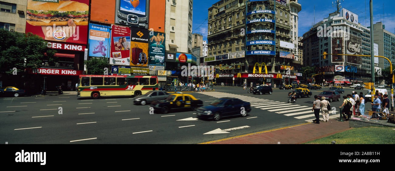 Fahrzeugen, die auf einer Straße, Buenos Aires, Argentinien Stockfoto