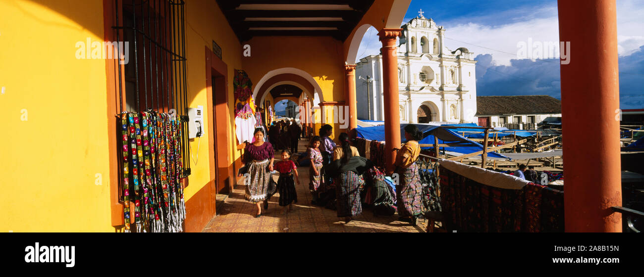 Gruppe von Menschen zu Fuß in einem Korridor, San Francisco El Alto, Guatemala Stockfoto