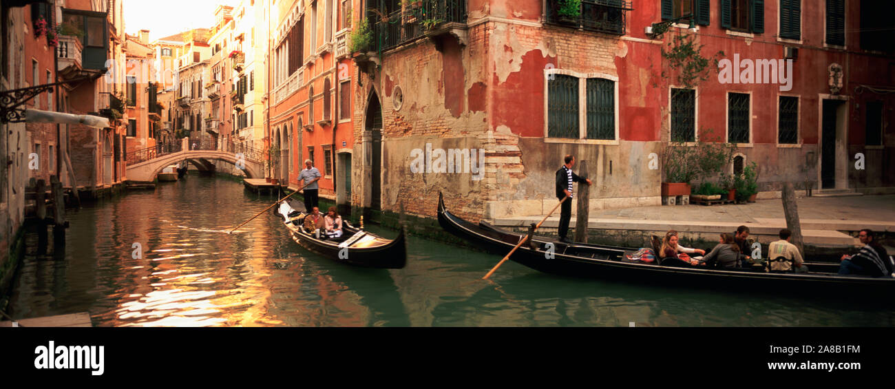 Touristen in einer Gondel, Venedig, Italien Stockfoto