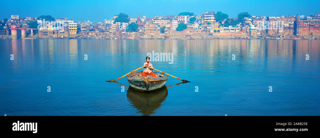 Junge Rudern ein Boot, Varanasi, Uttar Pradesh, Indien Stockfoto