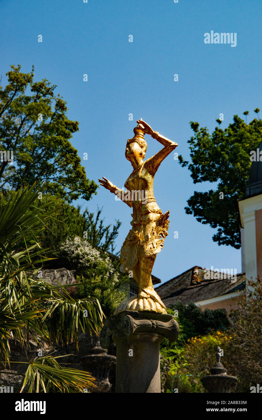 Eine östliche Stil Statue in Portmmeirion Dorf. Wales. Großbritannien Stockfoto