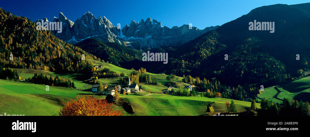 Gebäude auf eine Landschaft, Dolomiten, Villnösser Tal, Le Geisler, Santa Maddalena, Tirol, Italien Stockfoto